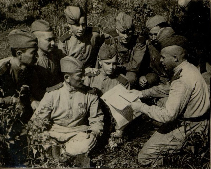 Image: Conducting classes in the 17th guard company