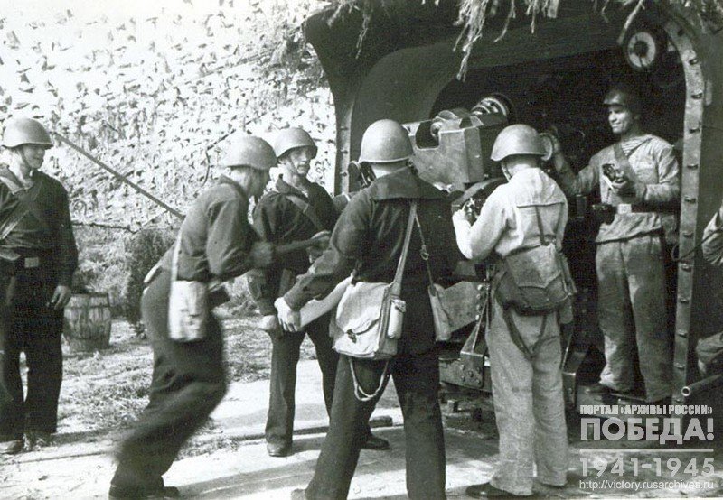 Soldiers of the naval heavy artillery battery under the command of Denningburg, participating in the defense of Odessa, at the gun