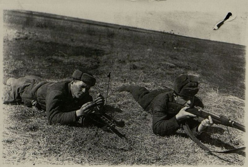Image: Red Army soldiers Chernoval and Babkin at the shooting range