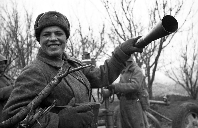 Комсомолец зенитчик сержант В.И. Фомичев у своего зенитного орудия
