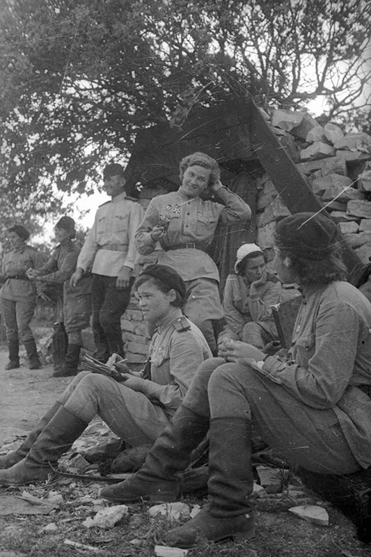 Летчицы 46-го гвардейского ночного бомбардировочного авиационного полка у фронтовой землянки