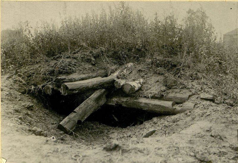 Image: Dugout in the Maslovo area. Destroyed by 1 battery 86 heavy howitzer artillery brigade - 5.7.43 years