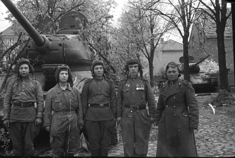 Советская танковая часть в пригороде Берлина