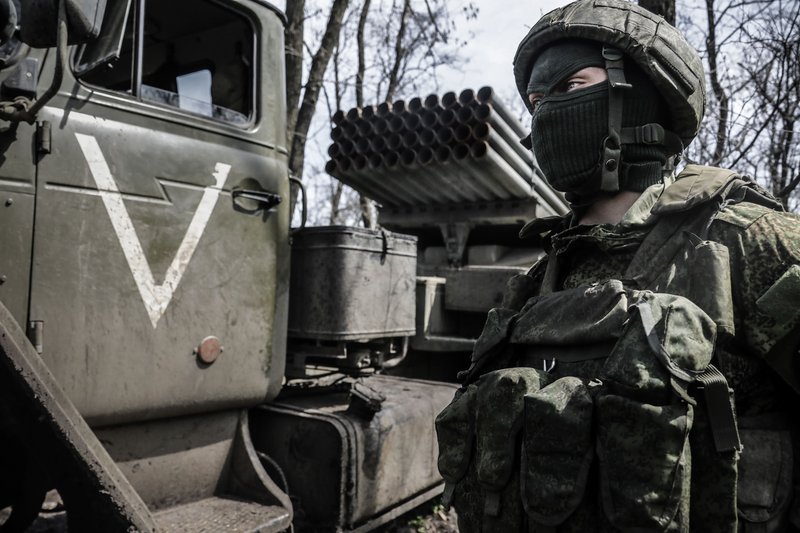 Работа РСЗО "Град" в Донецкой области. Россия. Донецкая область. Военнослужащий из расчета реактивной системы залпового огня "Град" у боевой машины РСЗО "Град" в зоне проведения специальной военной операции