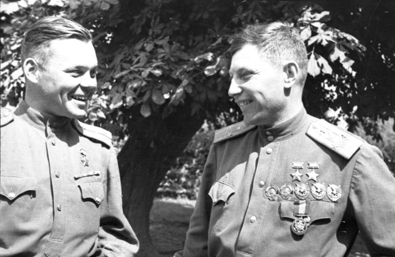 «Герой Советского Союза капитан Г.А. Речкалов и дважды Герой Советского Союза полковник А.И. Покрышкин.»