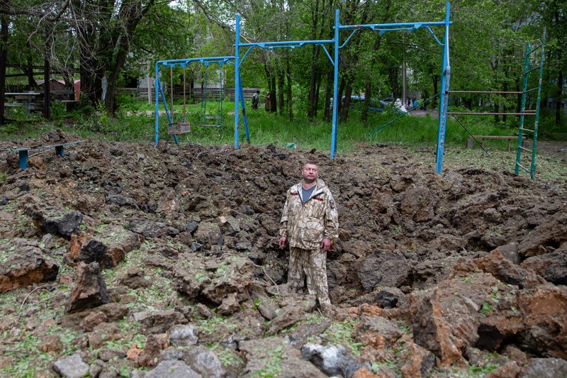 Последствия обстрела Стаханова в ЛНР. Воронка, образовавшаяся в результате обстрела со стороны ВСУ из реактивной системы залпового огня (РСЗО)
