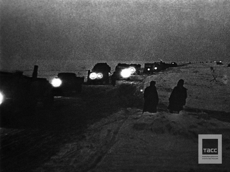 Доставка грузов в осажденный Ленинград по льду Ладожского озера