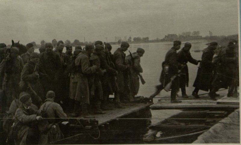 Фотография: Бойцы роты гв. лейтенанта Круглякова (40 стрелкового полка 121 гвардии стрелковой дивизии) и артиллеристы гв. капитана Кашина форсируют Эльбу