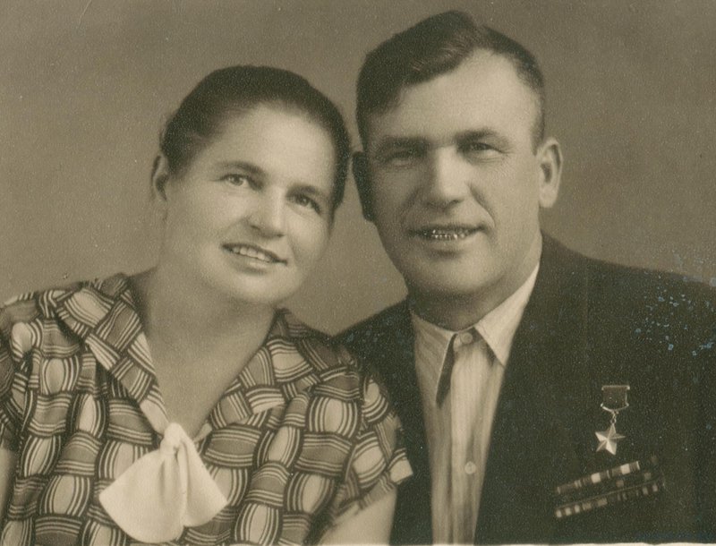 Герой Советского Союза Н.П. Хазов с сестрой Екатериной