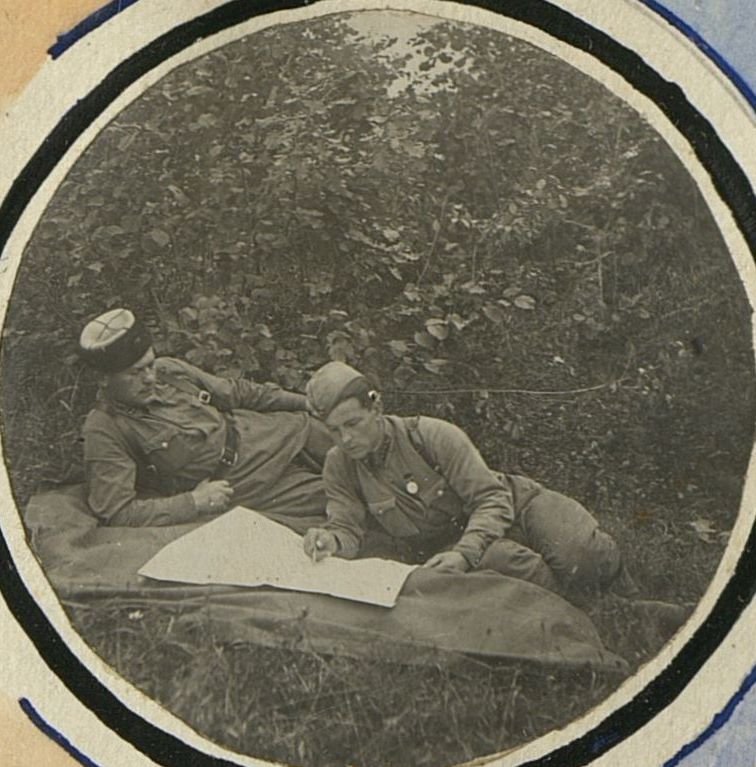 Фотография: Командир батальона Нежельский ставит задачу Командиру батареи гвардии старший лейтенанту Селезневу