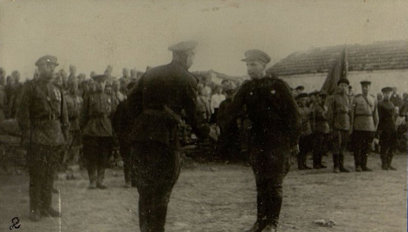 Фотография: Командир дивизии генерал-майор Бушев, вручая орден, поздравляет командира полка подполковника Наслулраева с высокой наградой
