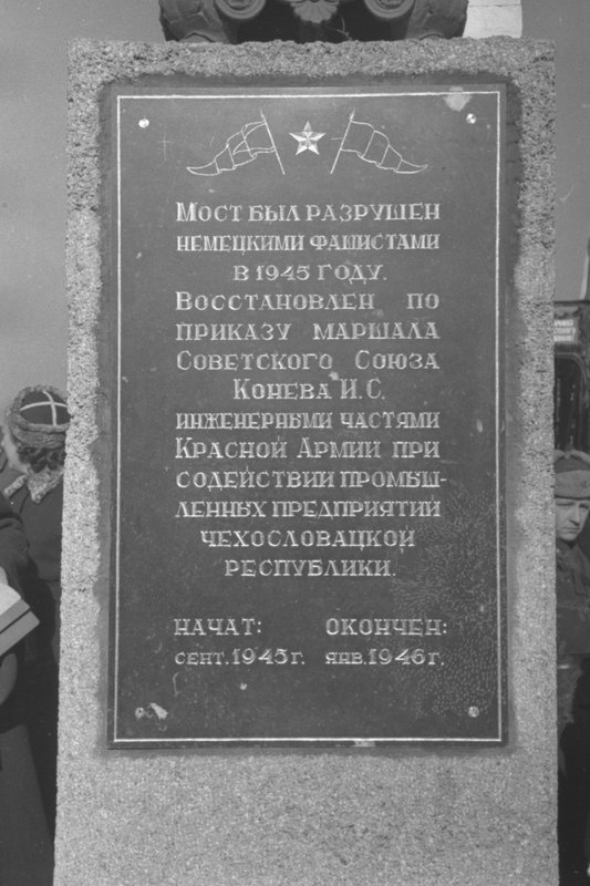 «Мемориальная доска на восстановленном в Братиславе мосту через Дунай, получившем название «мост Красной Армии» (с 1990 года — Старый мост).»