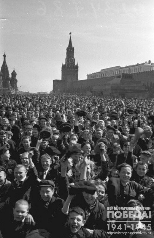 Muscovites on Red Square on the Victory Day