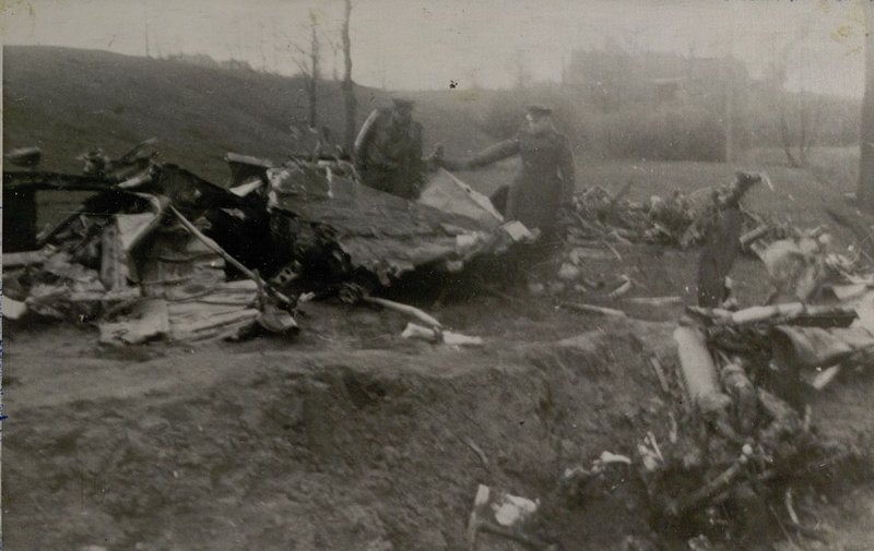 Фотография: Сбитый 3 батареей 28.04.45 г. в районе Тельтов Ю-52, транспортировавший окруженной Берлинской группировке Фауст патроны и др. боеприпасы