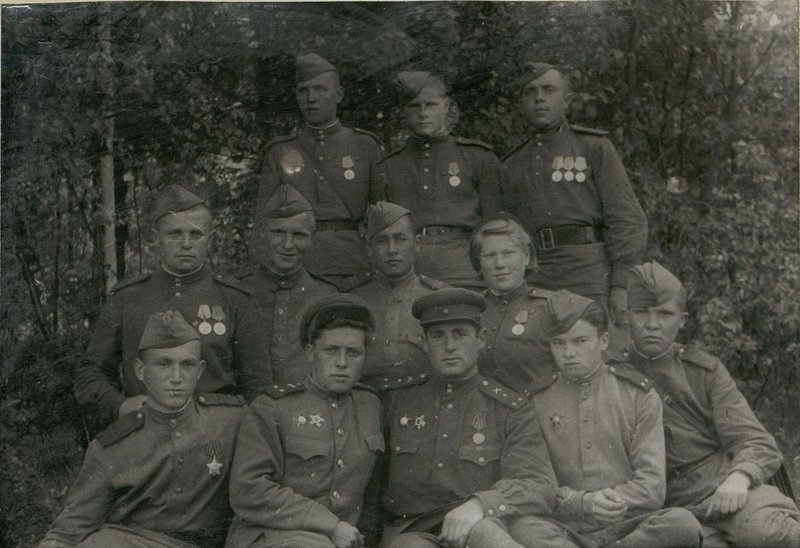 Фотография: Комсомольский актив 914 артиллерийского ордена Кутузова полка. В центре (1-й ряд) комсорг полка дважды орденоносец старший лейтенант Иоффе.