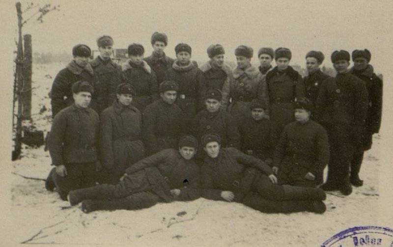 Фотография: Группы бойцов и командиров, награжденных на поле боя за прорыв блокады Ленинграда