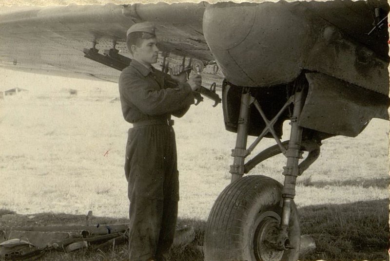 Фотография: Клепальщик Кондаков заканчивает постановку гондолы
