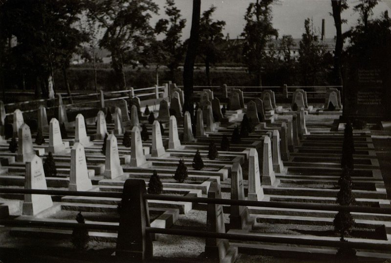 Фотография: г. Неункирхен. Общий вид воинского кладбища