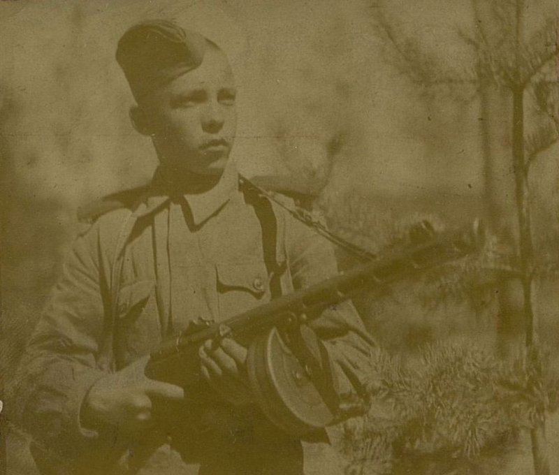 Фотография: Комсомолец автоматчик Петров