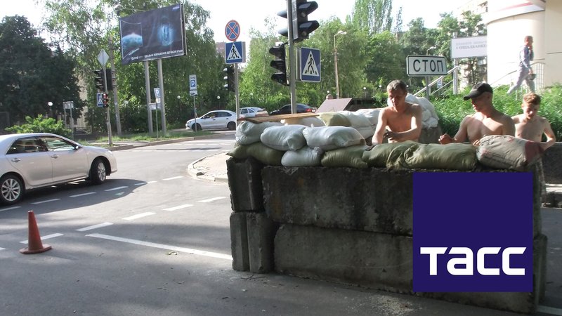 People's militiamen during the fortification of a checkpoint