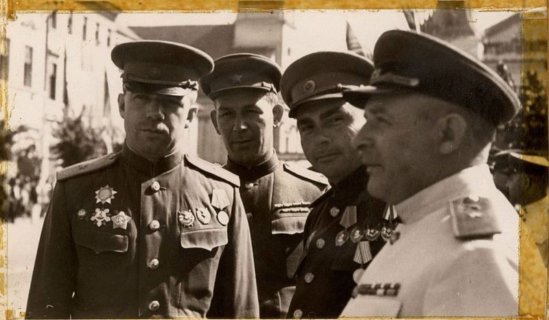 Фотография: Военный совет армии и командование корпуса принимает парад