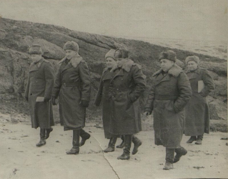 Image: The command follows to the observation post. Major General Lyamin, Lieutenant General Zhadov, Major General Krivulin, Major General Sukharev, Major General Kotkov