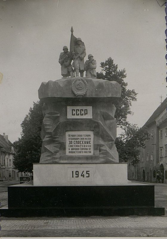 Фотография: Фасад памятника