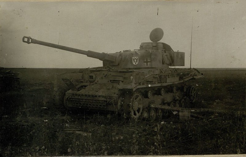 Фотография: Немецкий тяжелый танк "Тигр"; подбит 7.7.43 г. в районе Майская Зорька 7-ой батареей 124 ЛАП 12 АД РГК. Прямым попаданием 16 мм снаряда перебита гусеница