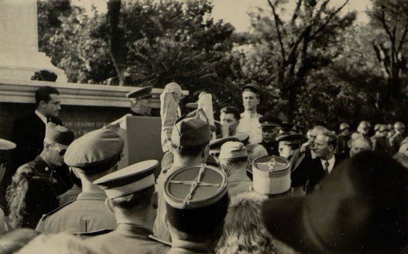 Фотография: Выступление на траурном митинге Советского коменданта г. Вена генерал-лейтенанта т. Лебеденко