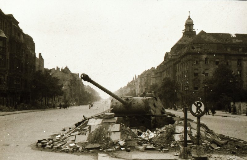 Tank on the square of Berlin