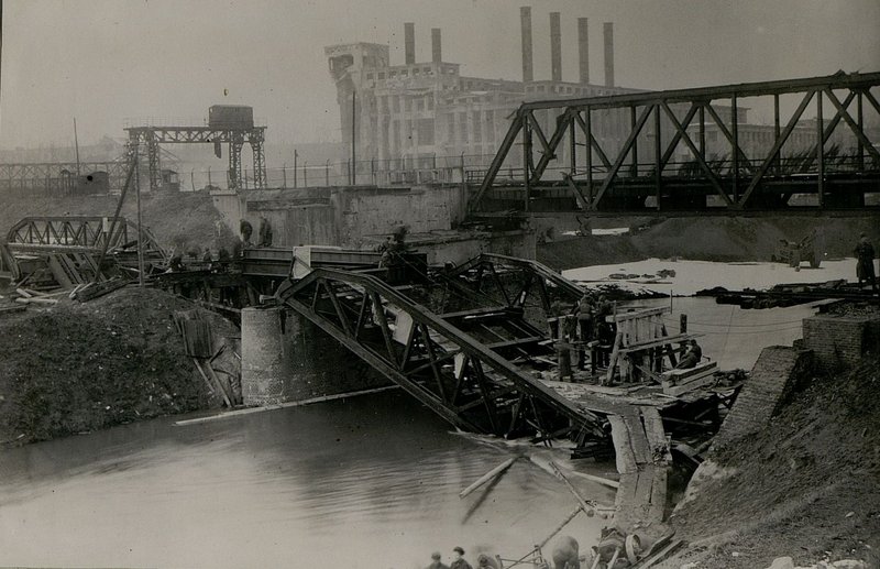Фотография: Передвижка пакета и обстройка свайной опоры на мосту через реку Новая Варта