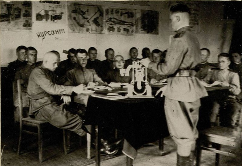 Image: Lesson at the courses of chauffeurs. Demonstration of the model