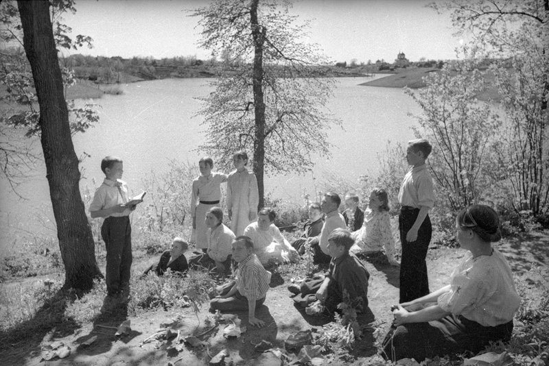 Pioneers, members of literary club, read Mikhail Lermontov’s poetry on the pond. Lermontovo. 1941