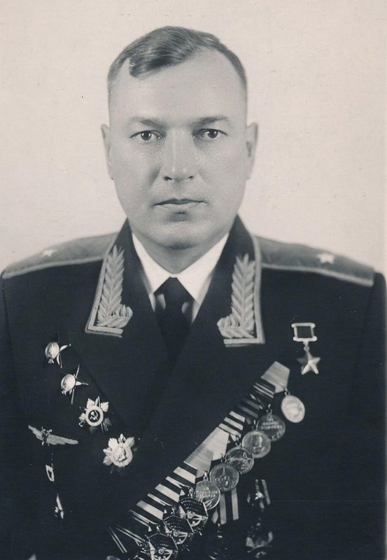 Герой Советского Союза генерал-майор авиации Лобов Георгий Агеевич. Участник освободительных походов Красной Армии в Западную Украину и Западную Белоруссию, советско-финской и Великой Отечественной войн, заместитель командира эскадрильи по политической части