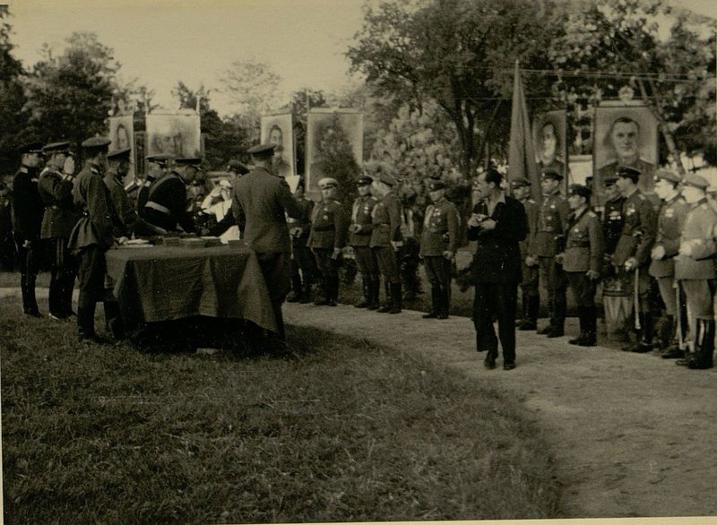 Фотография: Генерал-полковник товарищ Бюрюзов вручает ордена Советского Союза болгарским генералам и офицерам