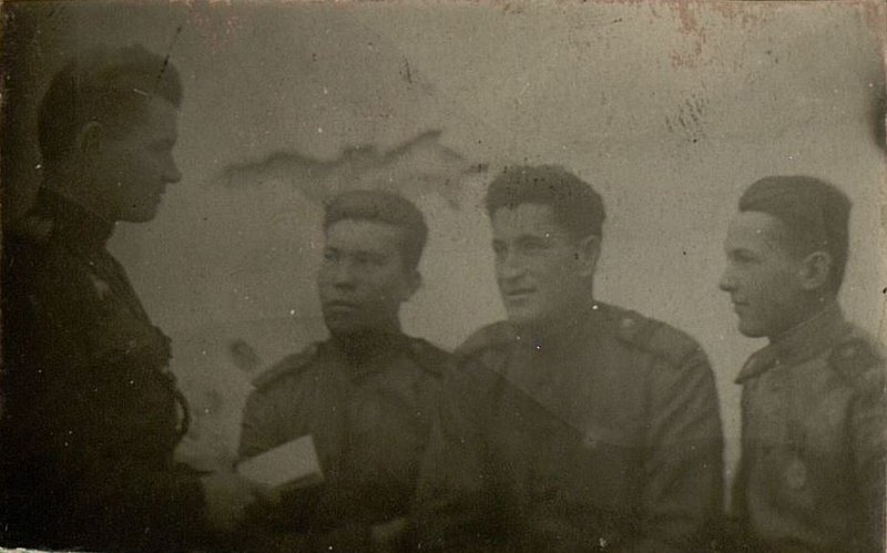 Фотография: Комсорг полка старший лейтенант Каменев В.Б.