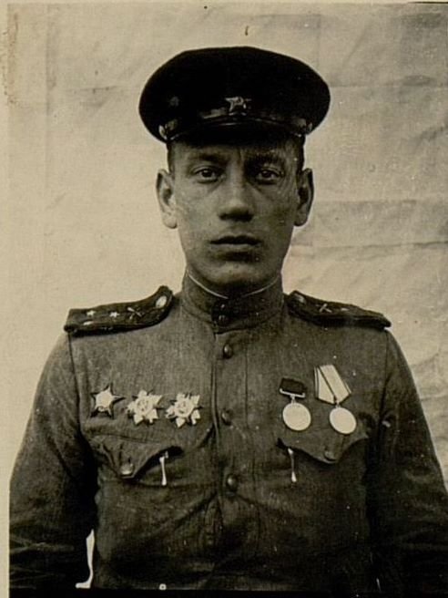 Фотография: Командир 6 батареи Старший лейтенант Дубровский Н.В. В боях показал себя смелым и отважным. Проявлял разумную инициативу и умело руководил батареей.