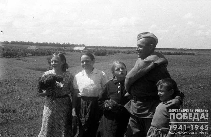 Семья демобилизованного воина Красной Армии Дьяченко встречает его на окраине села