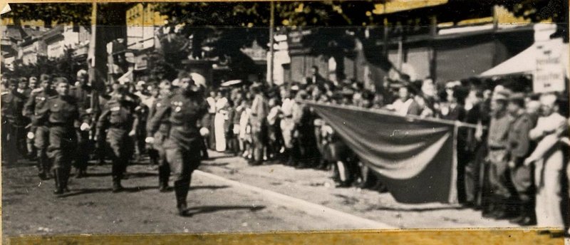 Image: Romania. The population welcomes the passing millitary units