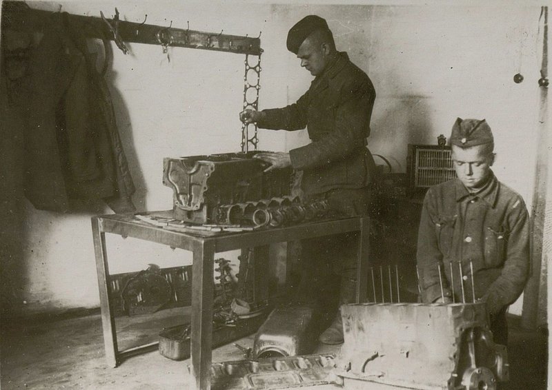 Image: Red Army soldier Som.Preparation of blocks for cylinder boring