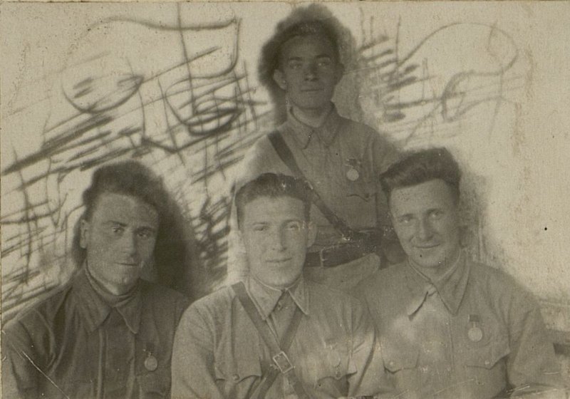 Фотография: Группа медаленосцев штабной батареи. Слева направо: Старший Сержант  Тумин, Старший Сержант  Дискант, сержант Лепестов, красноармеец Мазулов.