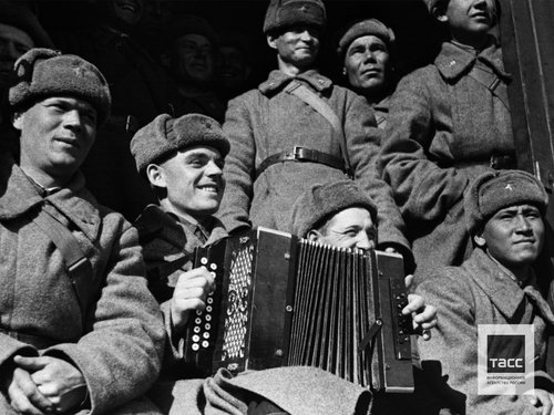 Жители Сибири в вагоне поезда, следующего на фронт в дни обороны Москвы