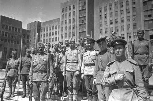 Группа разминирования на площади Дзержинского в освобожденном Харькове