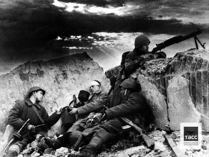 Red Army soldiers have a rest during a break between attacks of German forces, 1943.