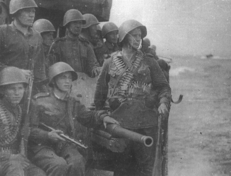Soldiers of the 355th Separate Marine Battalion of the Pacific Fleet before landing in Seishin