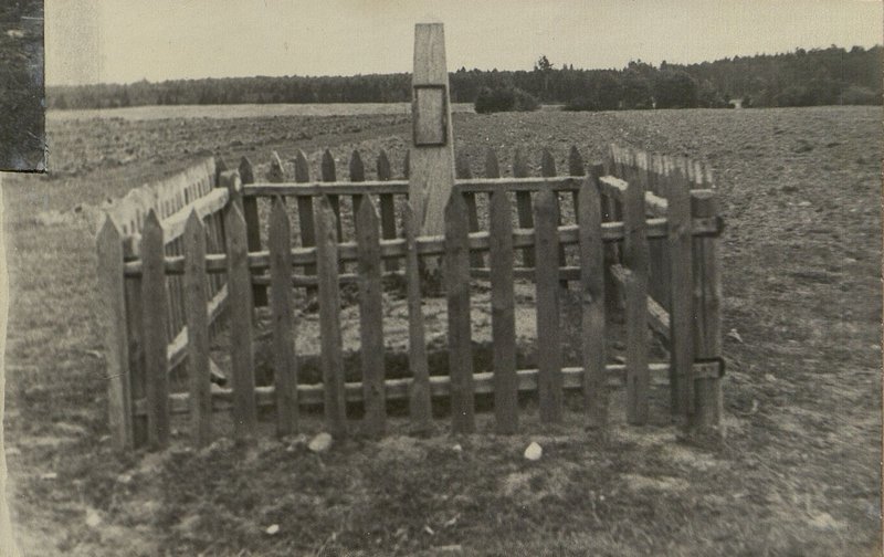 Image: Military burial of soldiers, Grodno region, Zelvensky district, Pletyanichsky village council, west of Yarnevo x, 1500 m along the Volkovysk-Slonim highway
