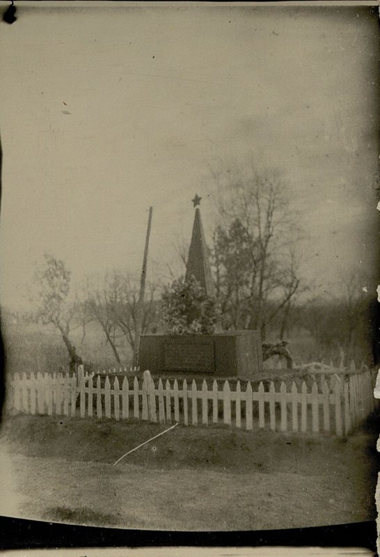 Image: Mass grave with a monument, Shatohumyao village, Heihe province