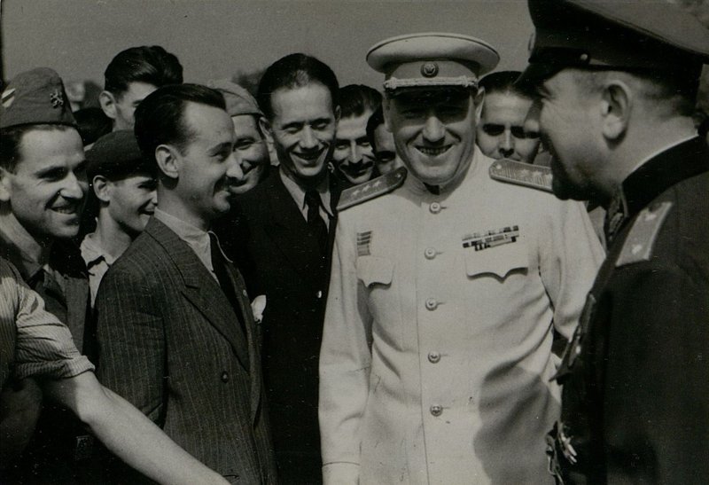 Фотография: Вручение медалей "За победу над Германией в Великой Отечественной войне 1941-45 г.г." болгарским войскам
