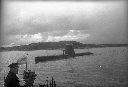 Подводная лодка у родных берегов. Мурманск