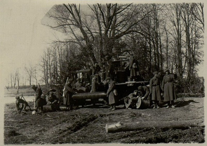 Image: The crew of Senior Lieutenant Sergeev deploys the AE-2 station